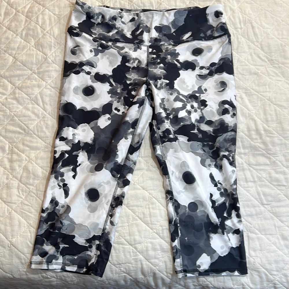 Black and white cropped leggings
